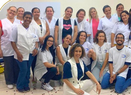 Lígia com a equipe de professores do Colégio Souza Pazzini depois de uma formação